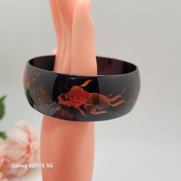 Painted Lacquer Bangle Bracelet Black with Gold Koi Fish - Picture 3 of 10